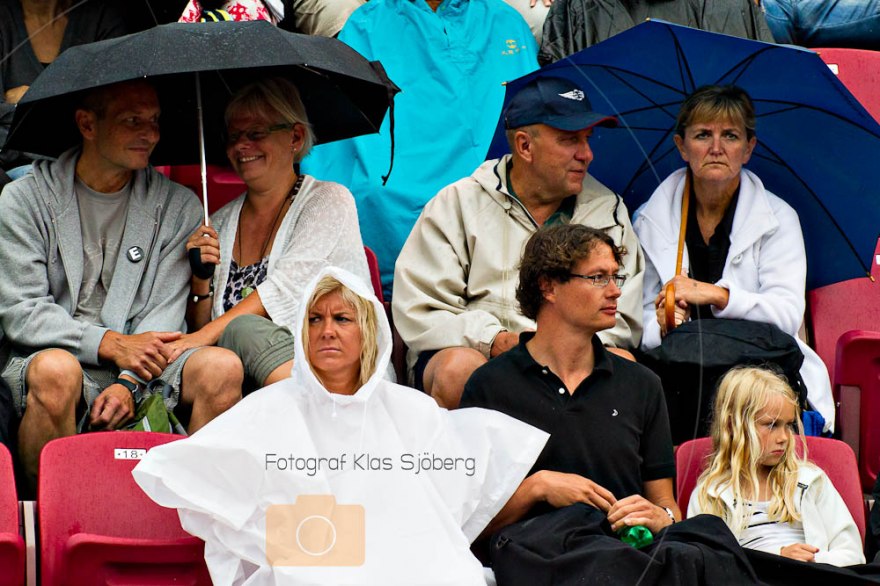 Ser inte så roligt ut att se på tennis i regn. Om man bortser från damen uppe till vänster som har andra intressen än tennis... :-)  Foto Klas Sjöberg