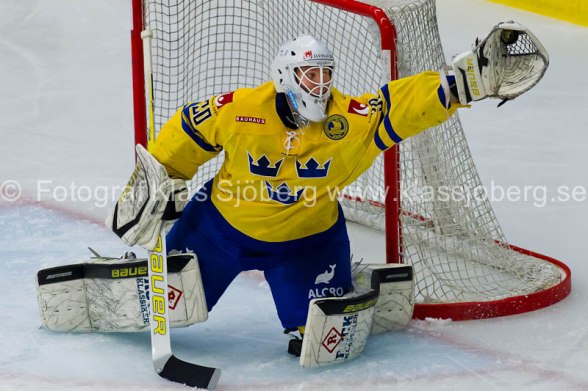 Viktor Fasth plockar pucken.