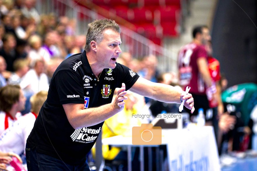 Ulf Sivertsson manar på sitt lag. Foto: Klas Sjöberg