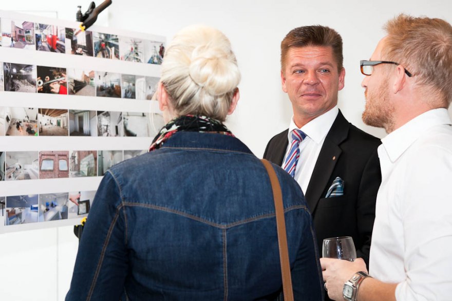 Carl-Johan Berthilsson vid tavlan med bilder från bygget - Foto: Cecilia Sjöberg