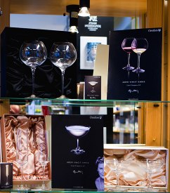 Efva Attling glas "Amor vincit omnia"