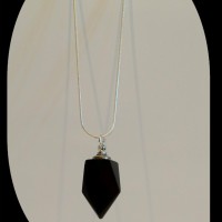 Silverhalsband med hänge i svart kristall