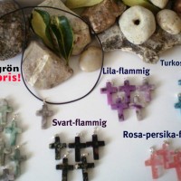 Kors i natursten i olika färger med läderrem