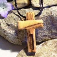Handgjort halsband i olivträ med jord inuti korset