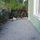 Visst är väl det här snyggare än en gles och maskrosklädd gräsmatta. Titta så snyggt gruset matchar berget. 