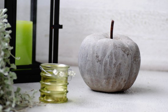 Ett betongäpple (inköpt på Rosendals trädgårdar för många år sedan) är den perfekta balkongprydnaden året runt. 