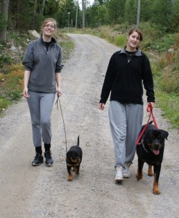 Skogspromenad med Annica, Emma, Atlas & Whitney