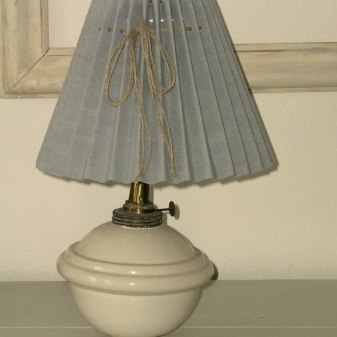 Duvblå veckad lampskärm av antikt linne