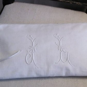 Necessär av Franskt lakan med monogram