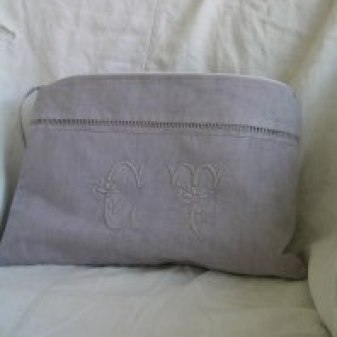 Stor necessär i ljus lavendel med monogram