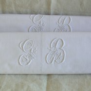 Franska lakan med handbroderade initialerna GB