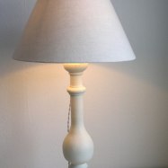 Handsvarvade lampfötter i trä