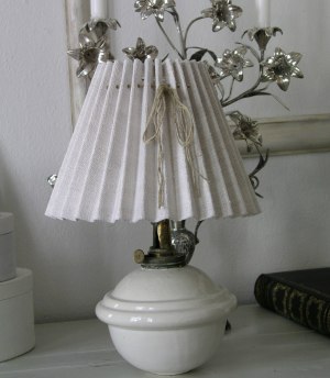 Veckad lampskärm av grovt antikt linne