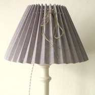Lampskärm i ljust ljunglila av antikt linne