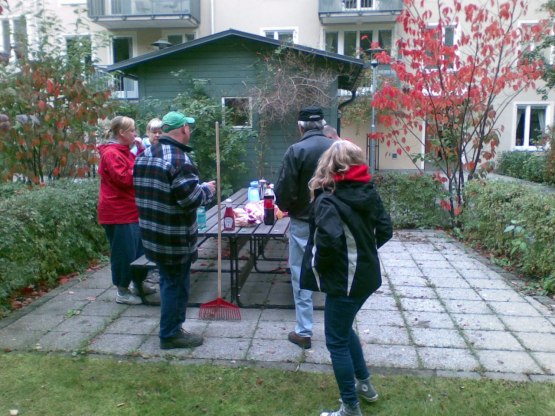 Här vänder nästan alla ryggen åt den skäggige fotografen. Så kan det gå när man "smygfotar".