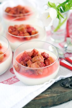 VITCHOKLADMOUSSÉ MED RABARBERKOMPOTT