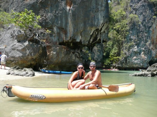 Under dessa kalla tider längtar man många gånger bort till underbara Thailand. Denna bild är tagen för två år sedan när vi var på utflykt till Pang Nga Bay. Vi kanotade i grottor och laguner, helt fantastiskt var det :)*