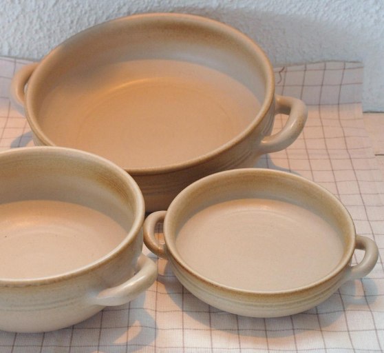 Hallandsgrytan 3 storlekar Diam. 21 cm.  360,-  diam. 16 cm. 235,- och diam. 14 cm. 130,-