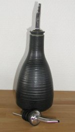 För olja eller dressing ( med hällkork), höjd c.a 15 cm. pris 175,-