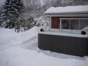 Härligt att ute spa bada på vintern, i bubblande + 39 gradigt vatten