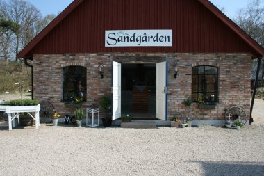 Vi finns snett mittemot Magnarps skola