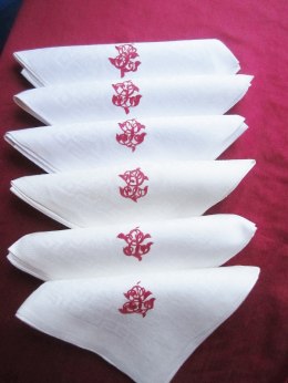 Sex Vackra Servetter med Tjusigt Monogram i Rött!