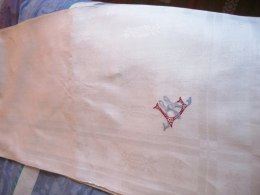 En Mycket Vacker Antik Damastduk med Tjusigt Monogram!