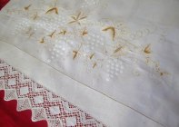 En Paradhandduk i Linne med de Vackraste Broderier.