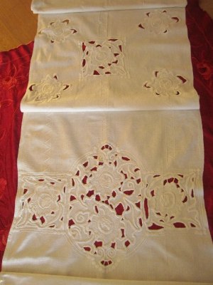 En Vackert Handbroderad Gardin/ Draperi i Linne och Glänsande Pärlgarn