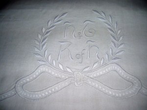Närbild på det Vackra Monogrammet  på Bröloppslakanet.