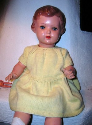 Min Favoritdocka, Elin. Med en handstickad gul klänning.