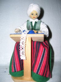 En Knyppelska vid sin Knyppeldyna.