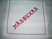 Ett Fint Handbroderat Näsduksfodral i Rött.