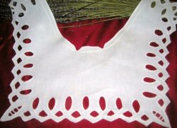 Vackert Handbroderad  Krage i Linne!