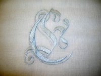 Här är ett Tjusigare Monogram i Ljusblått Pärlgarn," G"