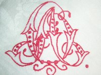 Ett Vackert Broderat Monogram på en Antik Damastduk!