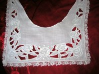 En Vackert Handbroderad Krage i Linne!