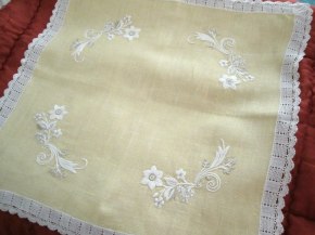 En Vackert Broderad Linneduk med Knyppel!