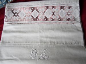 Ett Mycket Vackert Linnelakan med Stiligt Monogram.