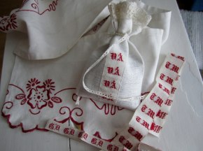 En nysydd lavendelkudde med ett av de vackra monogrammen....Fint!...