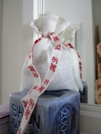En  Handsydd Doftande Lavendelpåse med Monogramband!