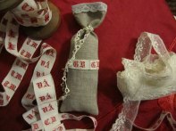Nysydda Lavendelpåsar med Monogram i Rött, Tyllspets!