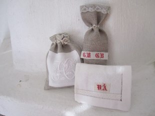 Fina Nysydda Doftande Lavendelpåsar med Röda Monogram!
