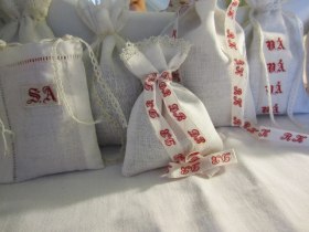 Nysydda Doftande Lavendelpåse med vackra röda monogram.