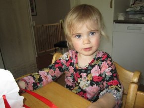 Tilde och farmor gör en mössa. Maj-11