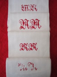 Underbart Vackra Monogram i Rött på Linnehanddukar!