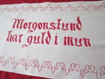 Vackert Broderad Bonad i Rött och Vitt!