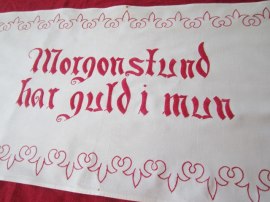 Snyggt Broderad Bonad i rött och Vitt!