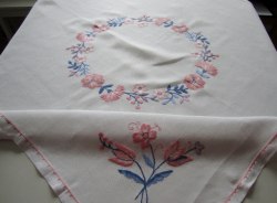 En Söt Broderad Duk i Finaste Linneväv!