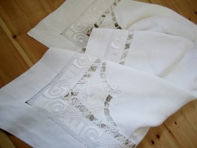 En Stor Vackert Handbroderad Duk i Linne, Handvävd?